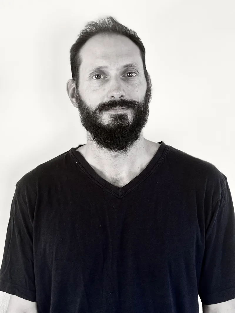 Portrait noir et blanc de Sylvain Germaine, développeur Flutter freelance.